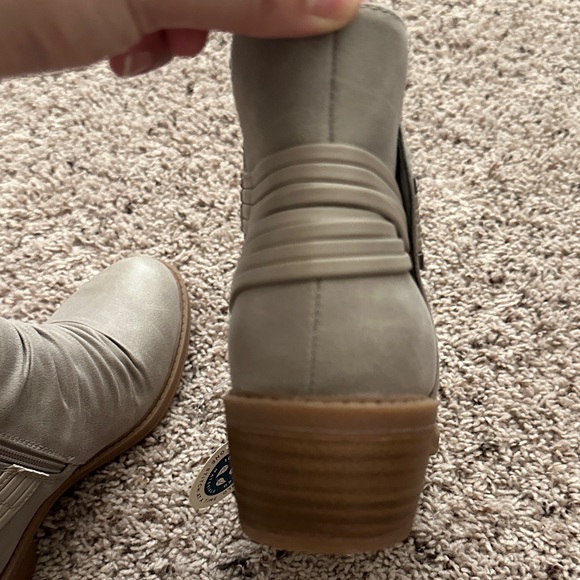 BareTraps Light Gray Ankle Boots - Picture 7 of 7